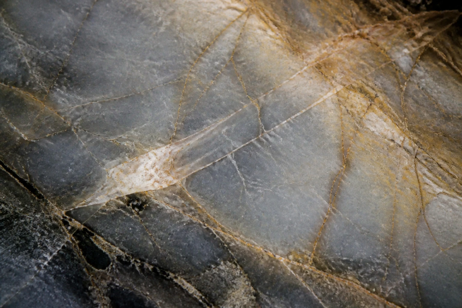 cost of installing quartz countertops: Close up of gray stone slab with rust colored veins